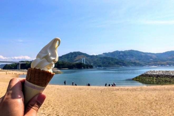 海を見ながら食べる塩ソフトクリームは格別（写真：松田然）