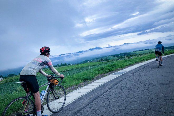 グループライドの際は、少人数で十分に距離をとりましょう（写真：綾野真）