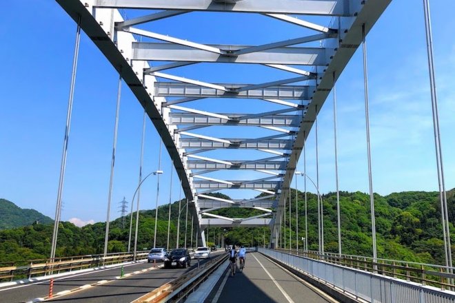 大三島から伯方島へ向かう「大三島橋」（写真：松田然）