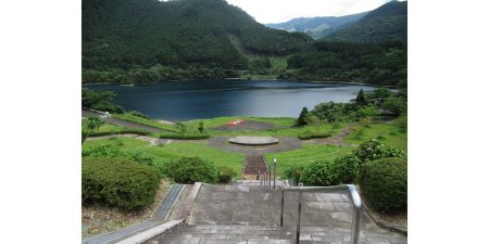 てらの湖畔広場