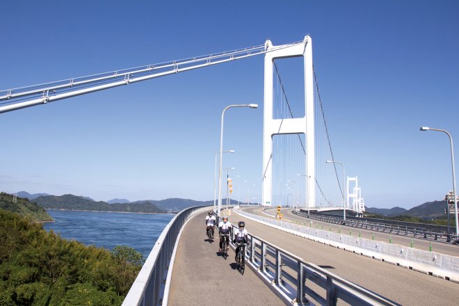 来島海峡大橋には、自転車用の緩やかな進入路が整備されている