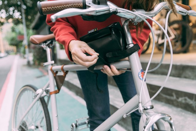 工具類はバッグに入れて自転車に取りつけ、体への負担を軽減している