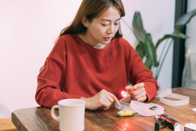 「サイクリングの初心者は出発前に装備を万全に」と魏さん。例えばテールランプがあれば、夜でも後方の車から認識されるので安全