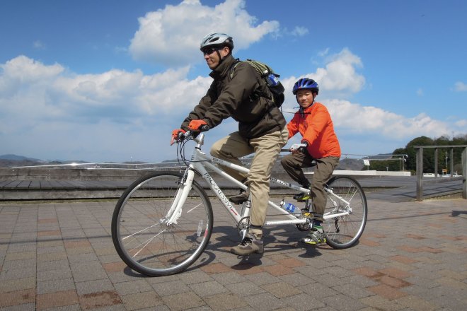 Cycling together is even more enjoyable (photo/Cyclo Tourisme Shimanami)